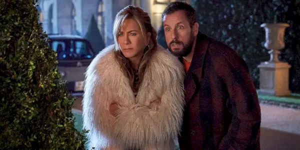 Adam Sandler sieht besorgt aus und Jennifer Aniston trägt einen Pelzmantel in Murder Mystery 2