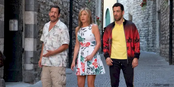 Adam Sandler und Jennifer Aniston schauen 2019 auf der Straße zu