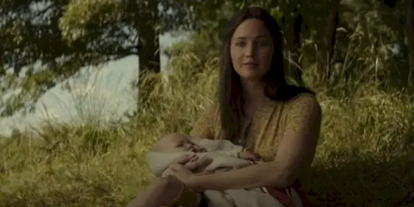 Katniss Everdeen trzyma swoje dziecko w Igrzyskach Śmierci Kosogłos