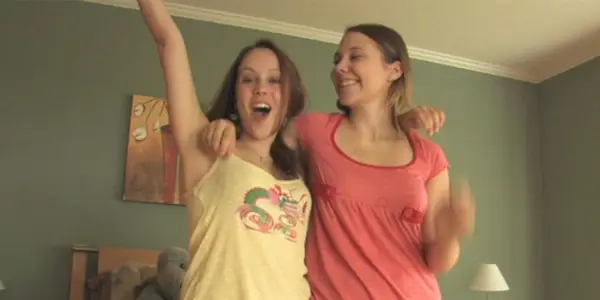 Megan (Rachel Quinn) et Amy (Amber Perkins) traînent et rient ensemble dans Megan is Missing.