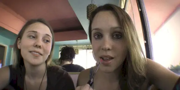 Megan (Rachel Quinn) et Amy (Amber Perkins) se maquillent ensemble dans Megan is Missing.