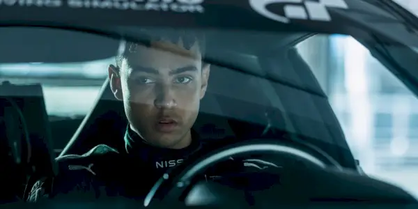 Archie Madekwe jako Jann Mardenborough závodí s autem v Gran Turismo.
