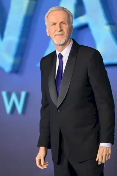 james cameron deltar i världspremiären av avatar the way of water på odeon luxe leicester square den 6 december 2022 i london, england