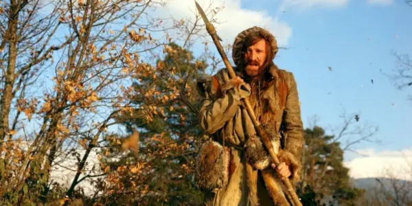 Richard Harris jako Zachary Bass stoi z włócznią w filmie Człowiek na pustyni.