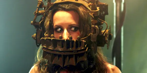 Amanda Young v reverznej pasci na medveďa v Saw.