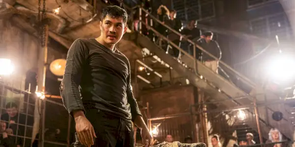Henry Golding ako Snake Eyes v podzemných bojových scénach.
