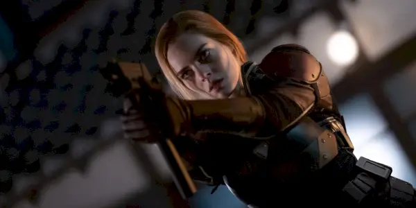 Samara Weaving ako Scarlett mieriaca zbraňou v Snake Eyes.
