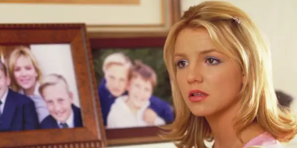 Križovatka Britney Spears ako Lucy vyzerá znepokojene