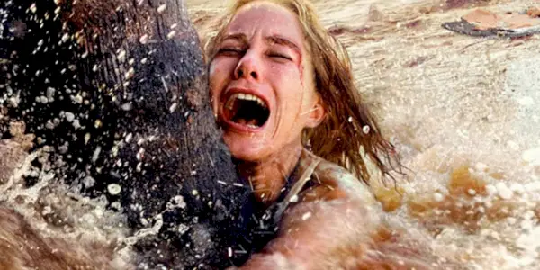 Naomi Watts resiste durante lo tsunami in The Impossible