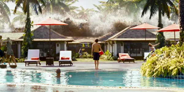 Tom Holland vicino alla piscina in The Impossible