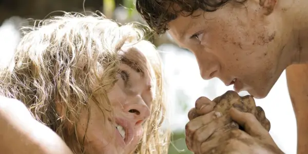 Naomi Watts e Tom Holland si tengono per mano ne L'Impossibile