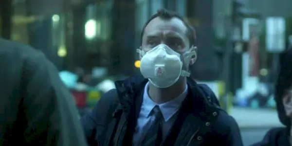 Jude Law indossa una maschera in Contagion