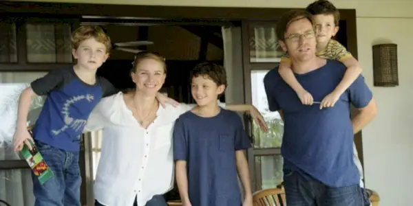 La famiglia Bennett sorridente in L'impossibile