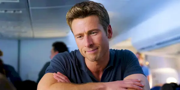 Glen Powell som Ben hviler hænderne på flyets nakkestøtte i Anyone but You