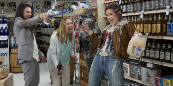 Amy (Mila Kunis), Kiki (Kristen Bell) a Carla (Kathryn Hahn) se ve filmu Bad Moms smějí a rozlévají na sebe mléko.