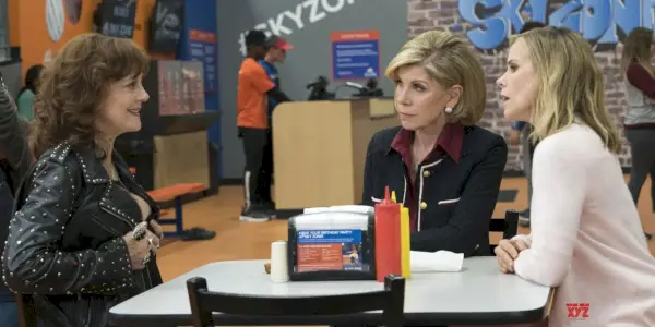 Ruth (Christine Baranski), Isis (Susan Sarandon) a Sandy (Cheryl Hines) spolu mluví u stolu v A Bad Moms Christmas.