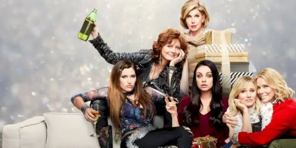 Hlavní obsazení A Bad Moms Christmas sedí na gauči v různých pózách.