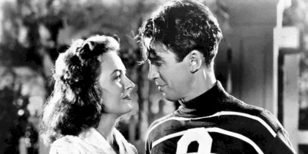 Donna Reed nei panni di Mary Hatch Bailey e James Stewart nei panni di George Bailey si guardano in It