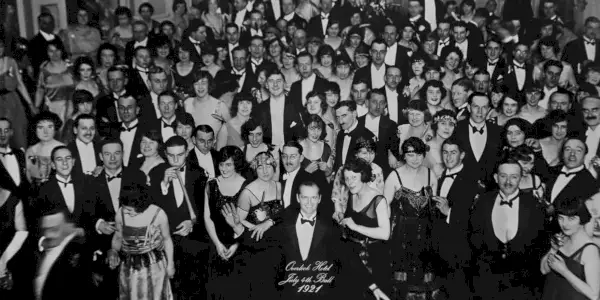 Černobílá fotografie z roku 1921 plná davu hostů, která se objevuje v závěru The Shining