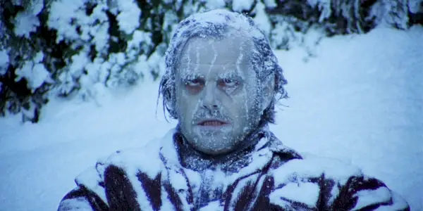 Jack sedí zamrzlý ve sněhu v The Shining