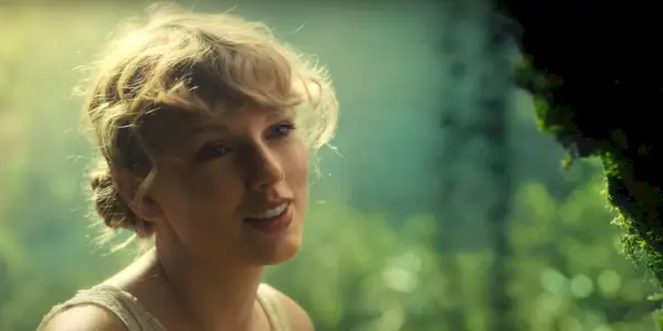 Taylor Swift smiler i musikkvideoen sin til Cardigan