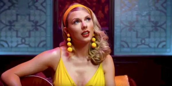 Taylor Swift med en gitar i musikkvideoen hennes for Lover
