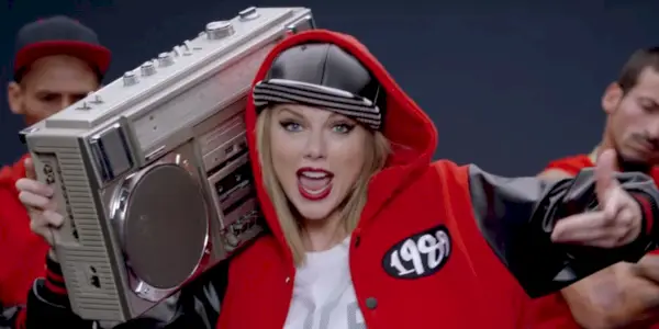 Taylor Swift holder en boombox i Shake it Off musikkvideo