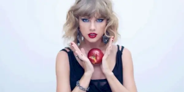 Taylor Swift holder et eple for musikkvideoen Blank Space
