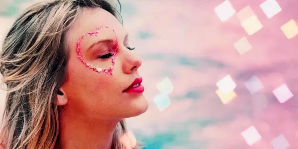 Taylor Swift med et hjerte malt over øyet i musikkvideoen hennes til Cruel Summer
