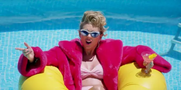 Taylor Swift sitter på en floatie i et basseng