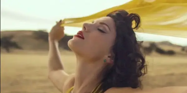 Taylor Swift lener hodet bakover i musikkvideoen sin til Wildest Dreams