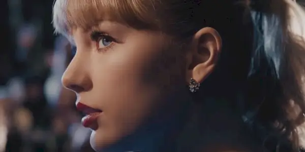 Taylor Swift ser til hennes side i musikkvideoen til Delicate