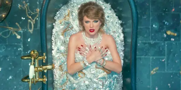 Taylor Swift i diamantbadet i musikkvideoen Look What You Made Me Do