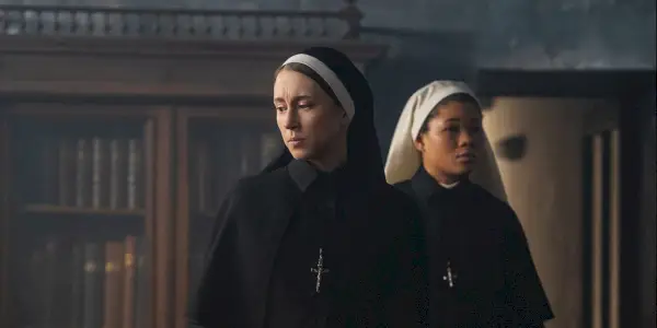 Taissa Farmiga a Storm Reid v The Nun 2