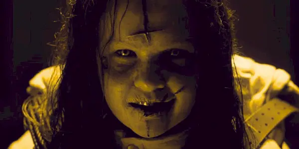 Detailní záběr na malou holčičku z Exorcist: Believer