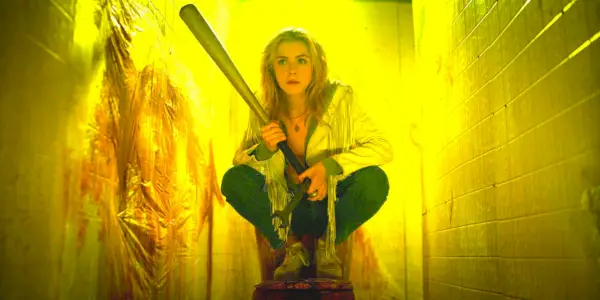 Kiernan Shipka dřepí na záchodě a ohání se baseballovou pálkou ve filmu Totální zabiják