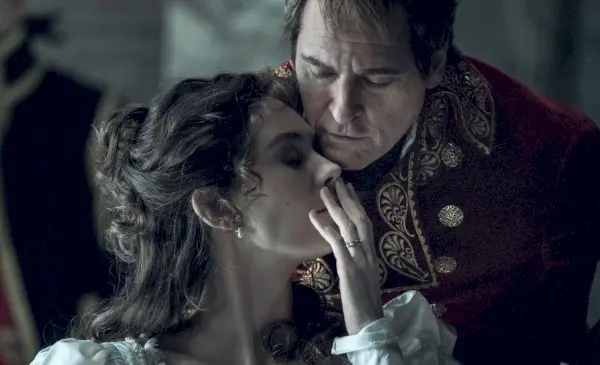 Joaquin Phoenix i Vanessa Kirby w „Napoleonie”.