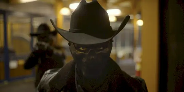 Un hombre con máscara y sombrero de vaquero en The Forever Purge