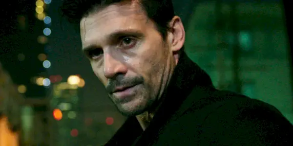 Leo Barnes luciendo angustiado en The Purge