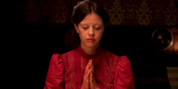 Pearl (Mia Goth) con las manos en oración en Pearl
