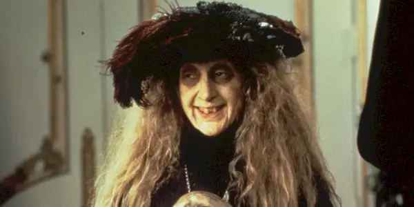 Carol Kane jako babcia Addams w „Wartościach rodziny Addamsów”.