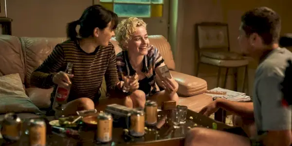Hanna und Liv lachen im Royal Hotel