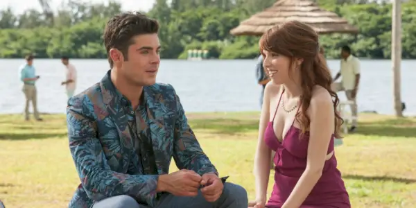 Alice (Anna Kendrick) uśmiecha się do Dave’a (Zac Efron), siedząc nad jeziorem w filmie Mike i Dave potrzebują dat ślubu
