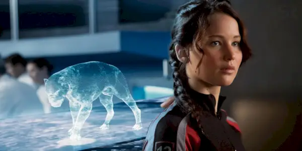 Uma imagem mostrando um holograma dos mutantes e Katniss de Jogos Vorazes