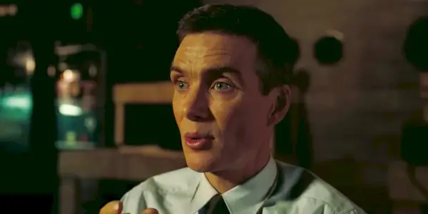 Cillian Murphy parla come J. Robert Oppenheimer.