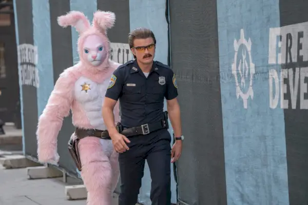 utkarsh ambudkar som mouser og joe keery som nøkler i gratis fyr