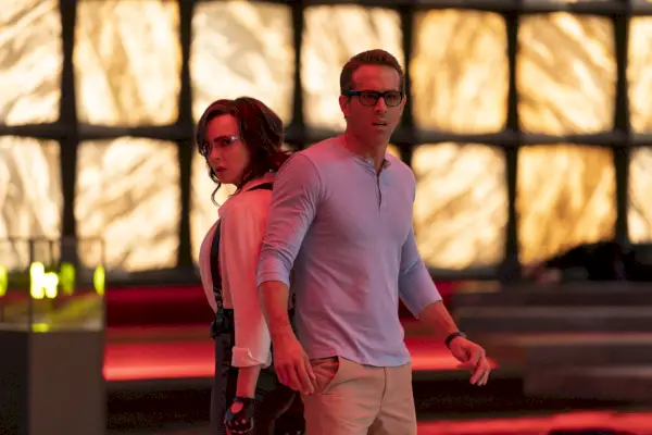 ryan reynolds som fyr og jodie comer som molotov-jente i fri fyr