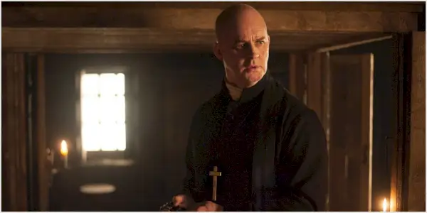 Padre Bain sembra scioccato in Outlander