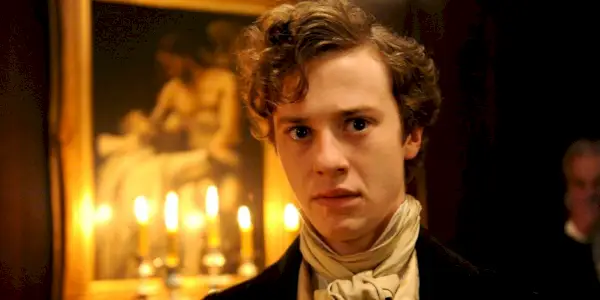 Joseph Quinn sembra scettico nei panni di Arthur Havisham in Dickensian