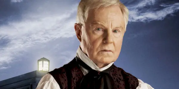 La professoressa Yana sembra seria in Doctor Who